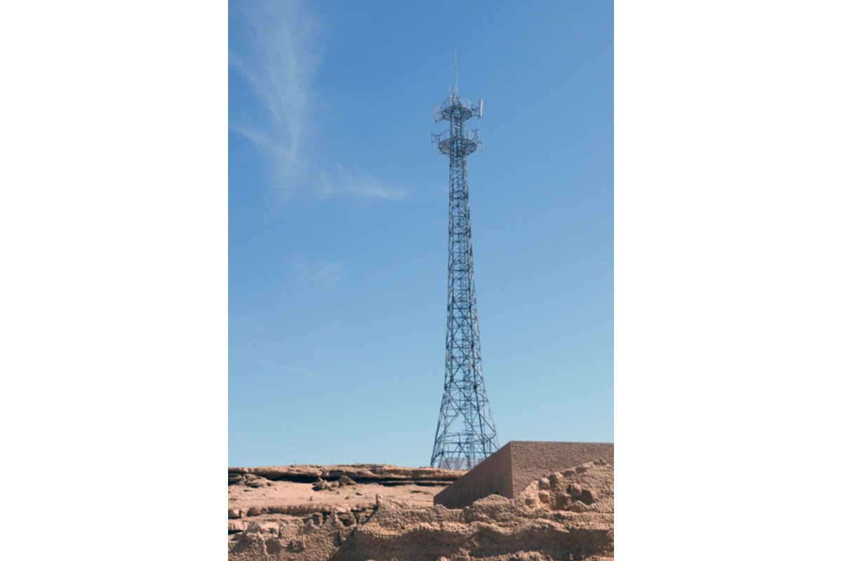 Qual è la funzione di una torre di comunicazione ad alta tensione?