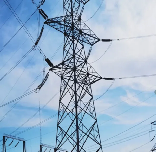 La relazione tra la torre di trasmissione e la tensione