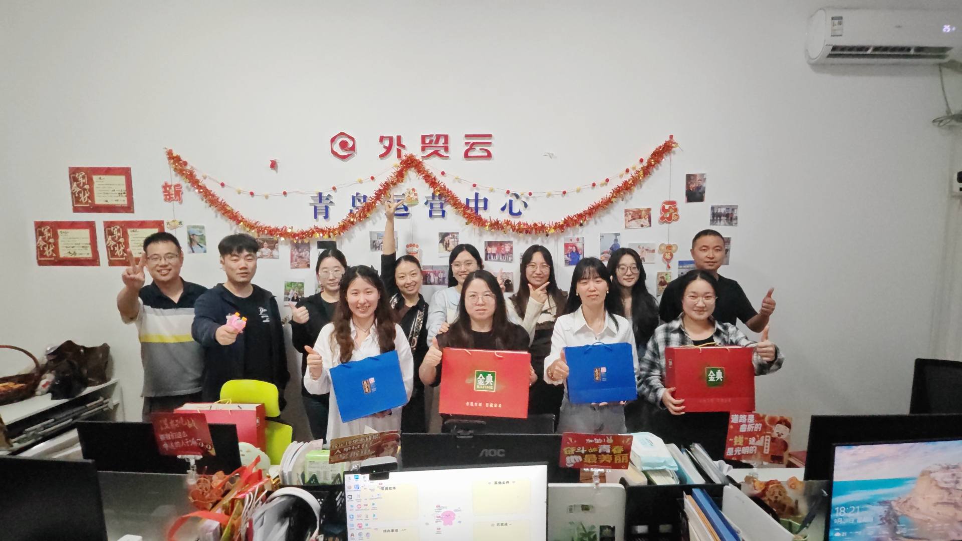 Maotong celebra la festa nazionale e la festa di metà autunno