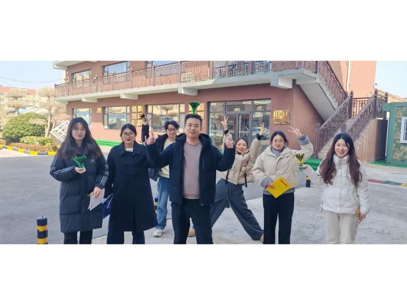 Calci del volano all'aperto di Maotong dopo pranzo