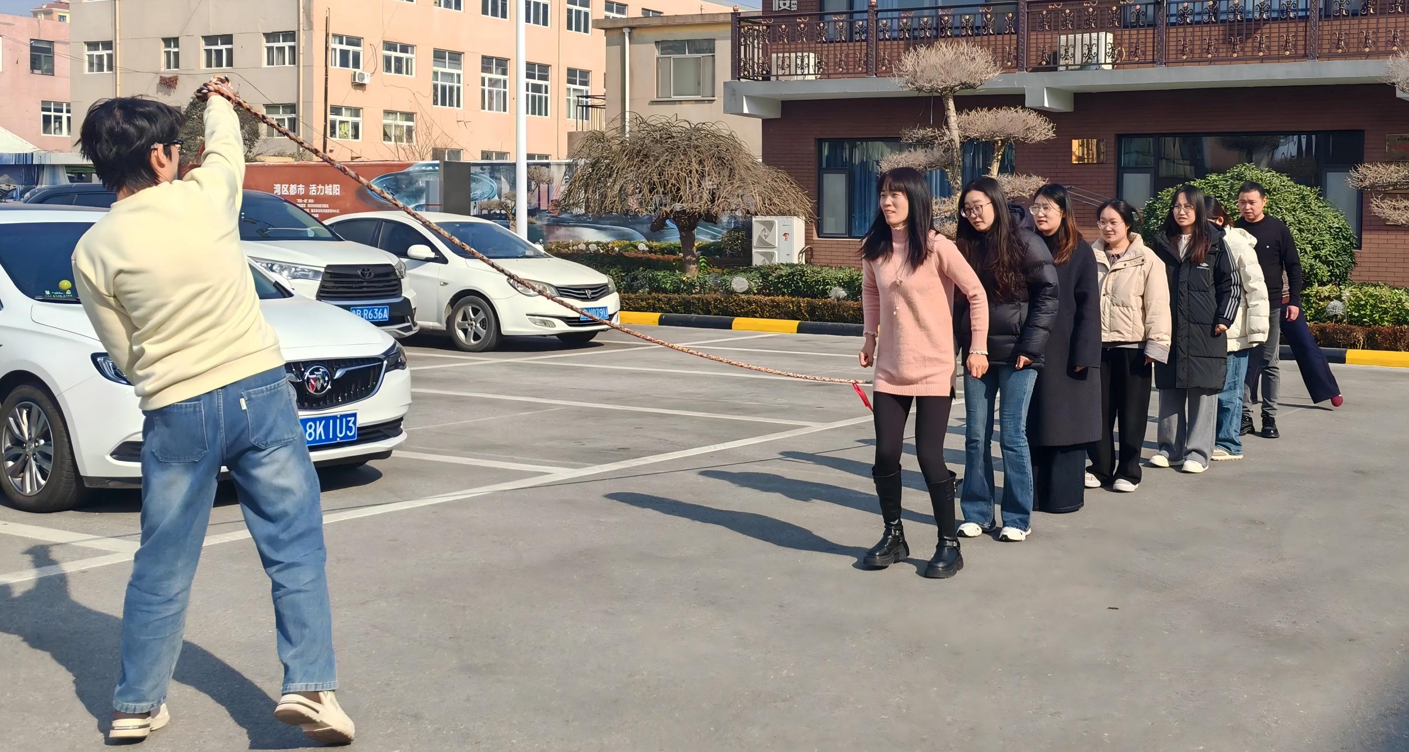 Maotong tiene un divertente tiro alla fune e salta la corda