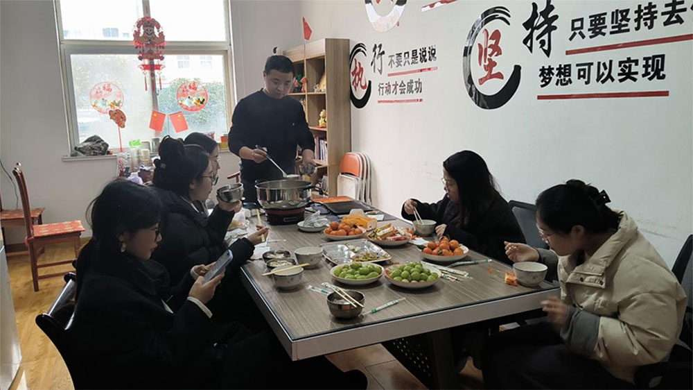 Pranzo del Festival delle Lanterne: Tangyuan e Team Vibes in ufficio