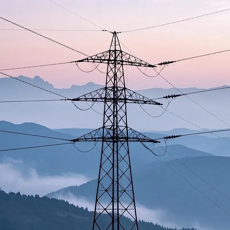 Torre di alimentazione elettrica in metallo